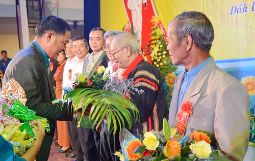 Đồng chí Y Nhuân Byă - Bí thư Tỉnh Đoàn tặng hoa cho các Bí thư tỉnh đoàn các thời kỳ